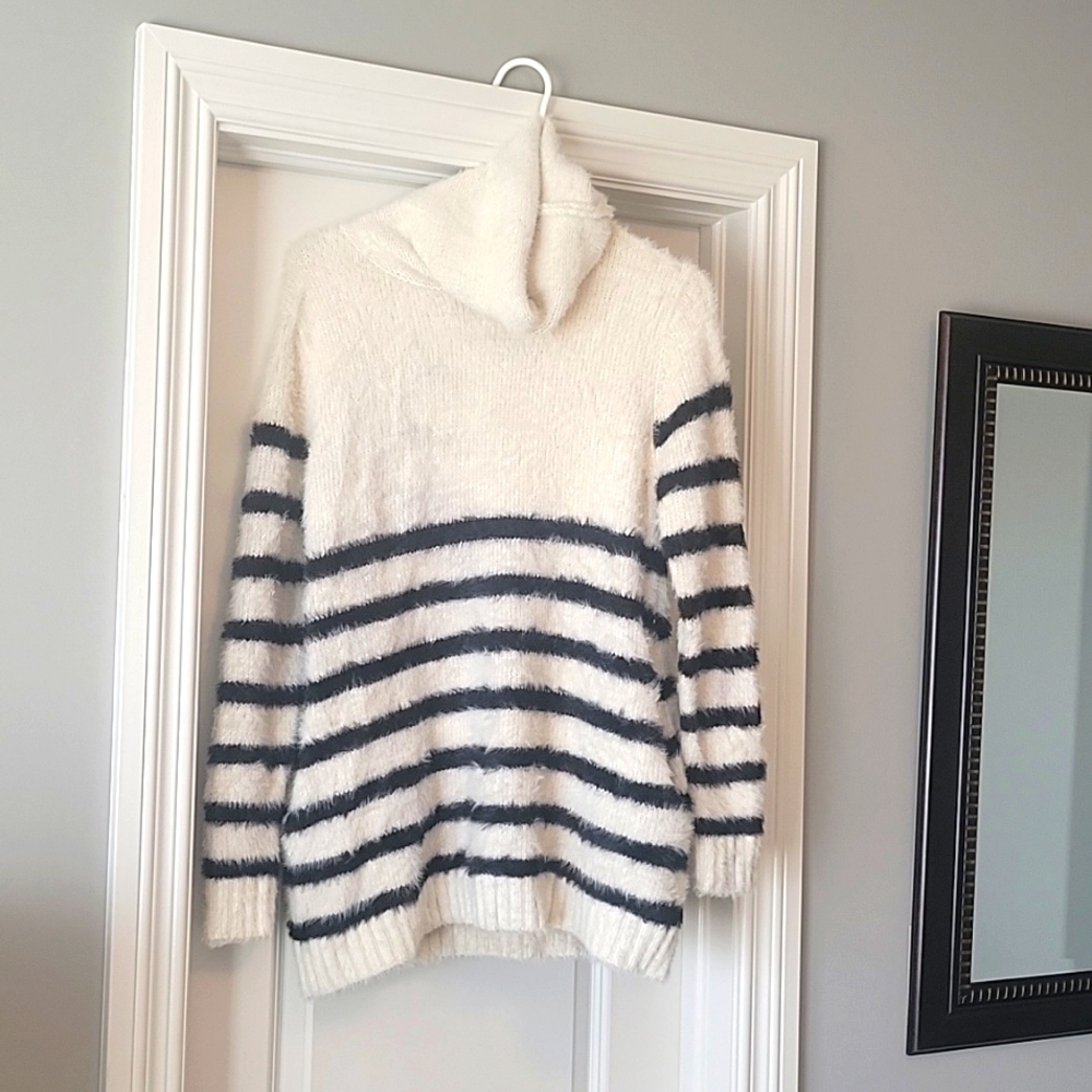 Oversized turtleneck sweater with pockets